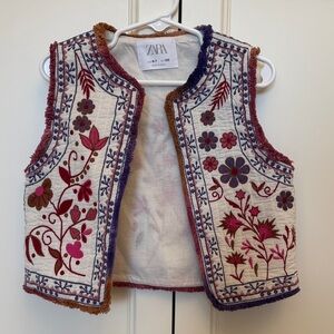 ZARA Girls Cream Floral Embroidered Quilted Vest. Like New. Size Y6-7.